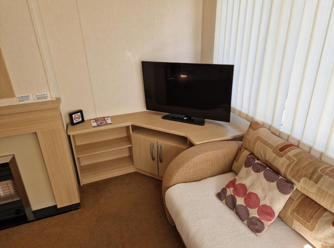 Cozy 2 Bedroom Static Caravan In Clarach Bay , Aberystwyth
